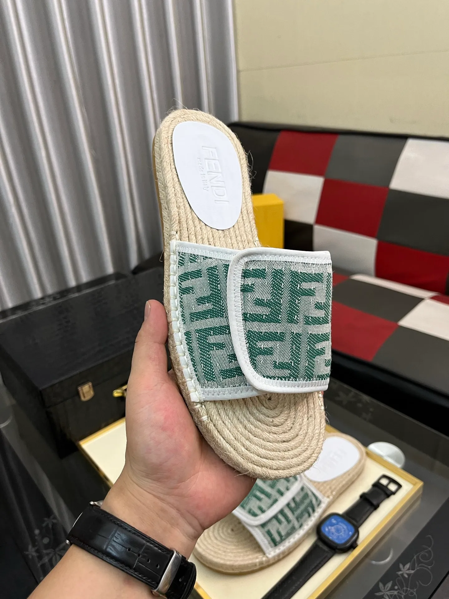 Men's shoes💰320⌚️⌚️[FENDI~Fendi slippers] High-end men's shoes brand official website 1:1 latest masterpiece: original mold customization, fabrics made of imported original materials, upgraded outsole, lighter, top quality in the market, simple and tasteful, a must-have for fashionistas, fashion is at your feet, full of confidence, the same style at the counter👍The season of summer slippers is here. Yardage: 38-44. Can be customized45.46.47